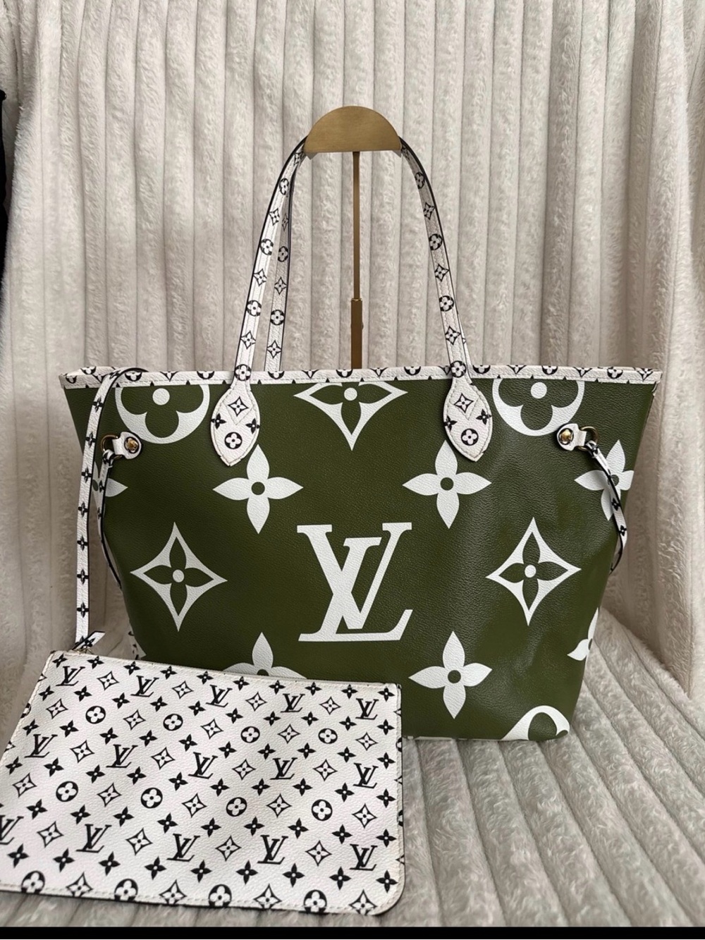 Louis Vuitton Olive Green and White Monogram Large Tote with White Pouch - Picture 7 of 15